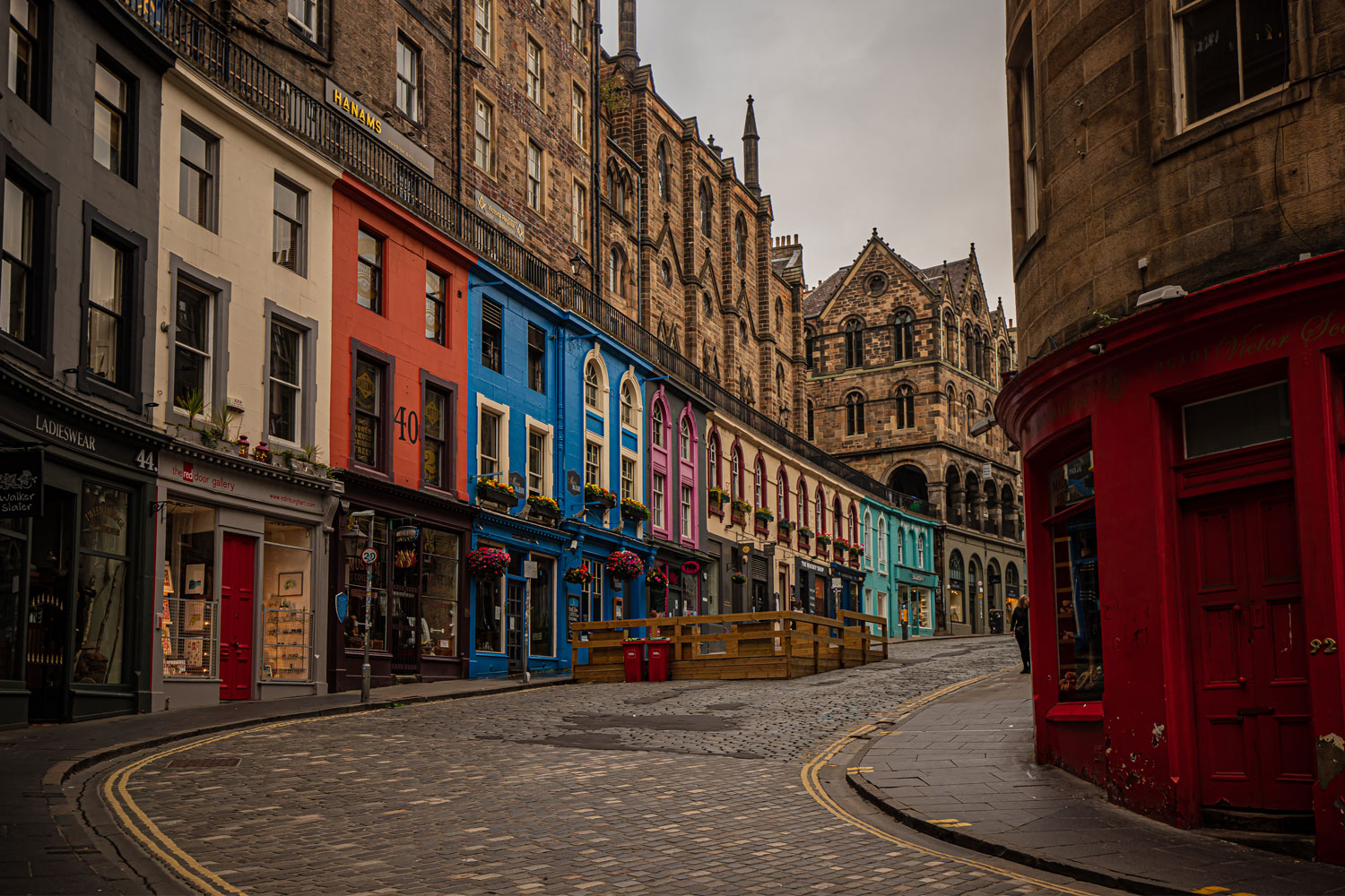 victoria-street-things-to-do-in-edinburgh-scotland-kelseyinlondon-kelsey-heinrichs-uk-travel-blogger