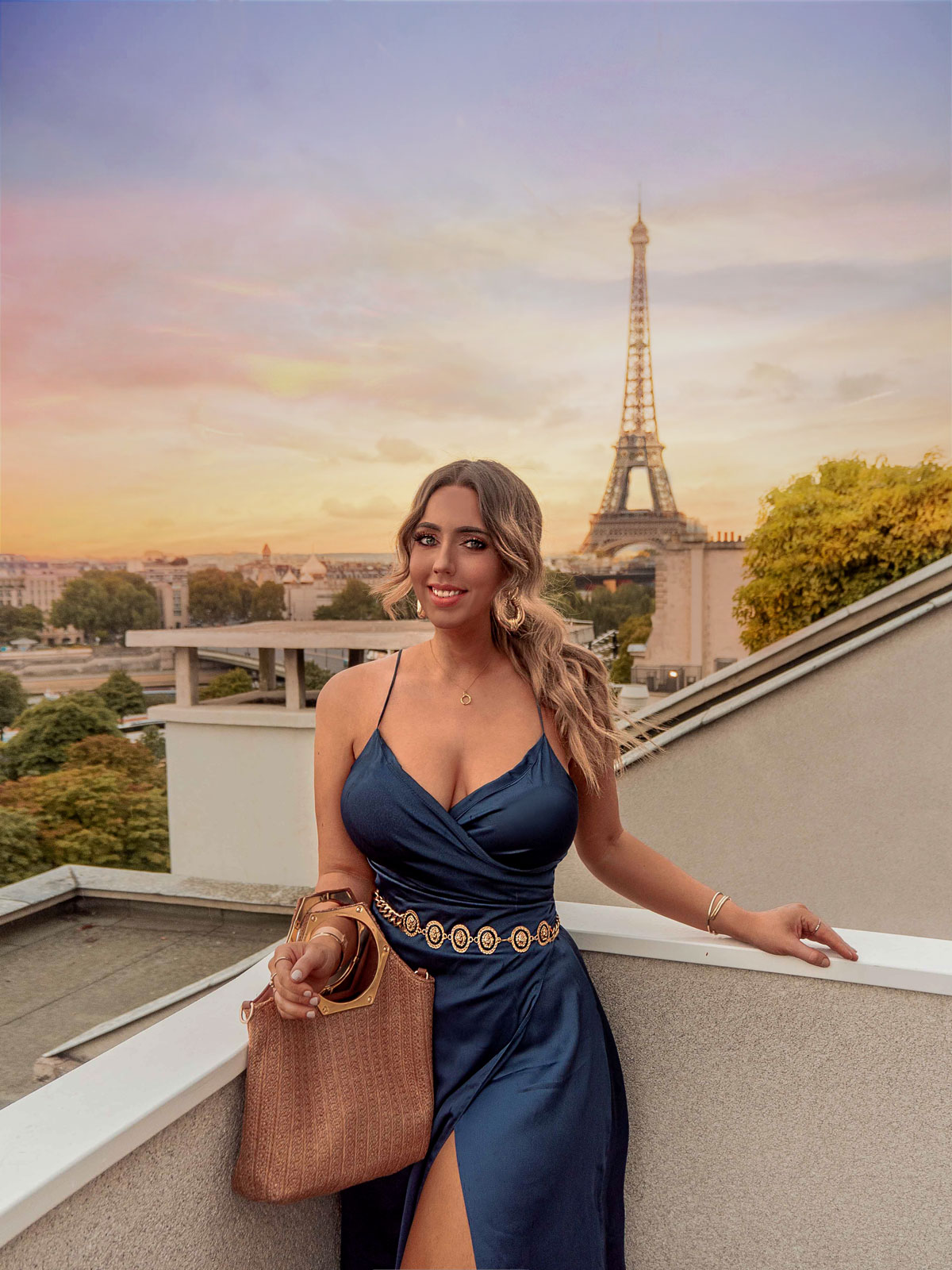 20-Best-Paris-Photography-Locations-Instagram-Spots--@kelseyinlondon-Kelsey-Heinrichs--Restaurant-Maison-Blanche