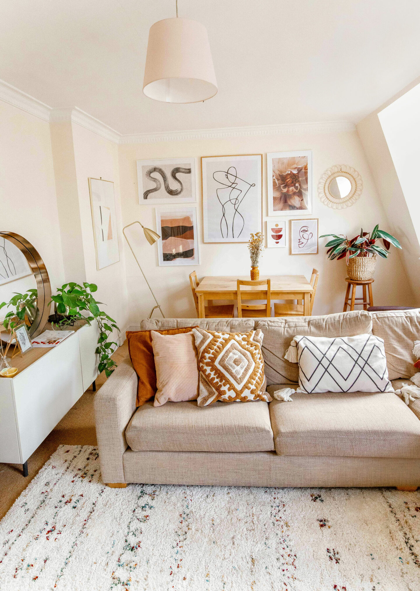 kelseyinlondon homewithkelsey living room makeover desenio gallery wall giveaway