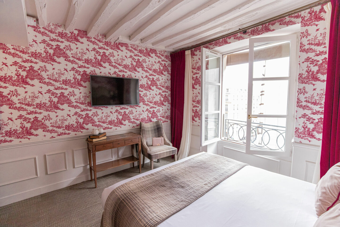 3-best-hotels-in-paris-where-to-stay-in-paris-paris-boutique-hotel-la-maison-favart-kelsey-heinrichs-kelseyinlondon