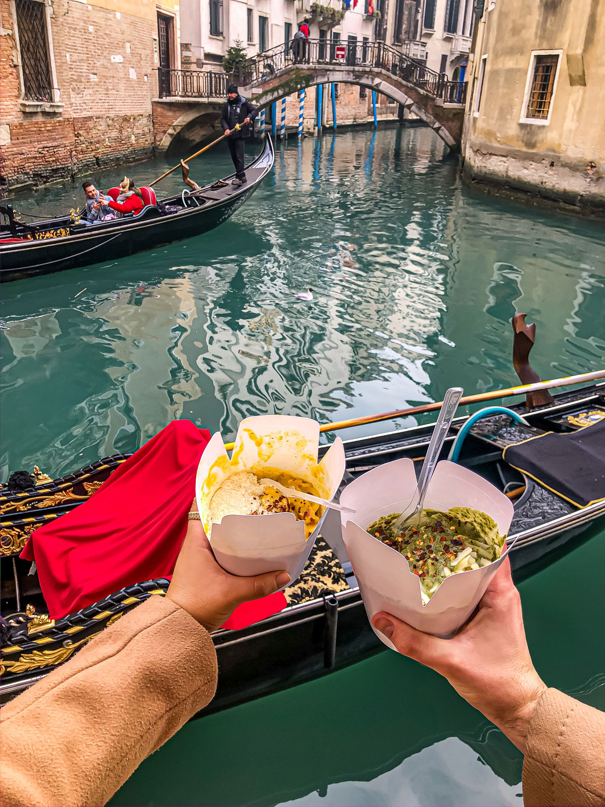 27-top-things-to-do-in-Venice---Venice-Instagram-spots-–-Venice-bucket-list---kelseyinlondon---kelsey-heinrichs---venice-gondola-ride---venice-grand-canal