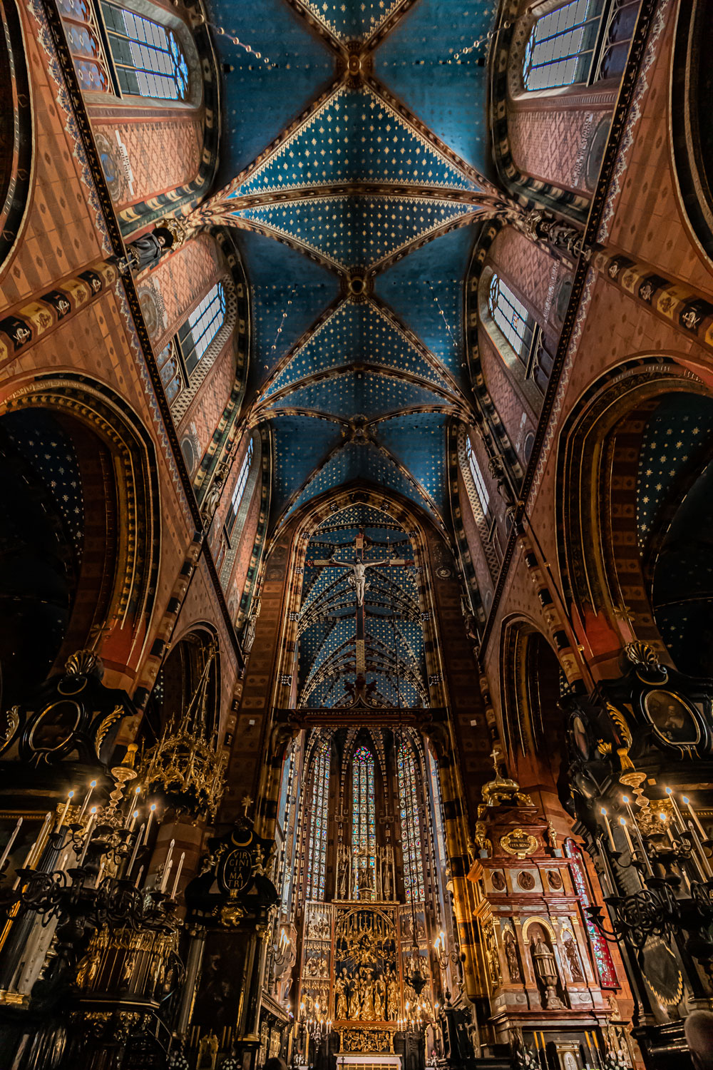 St. Mary’s Basilica things-to-do-in-krakow-poland-kelseyinlondon-kelsey-heinrichs-uk-travel-blogger-Kraków-travel-guide