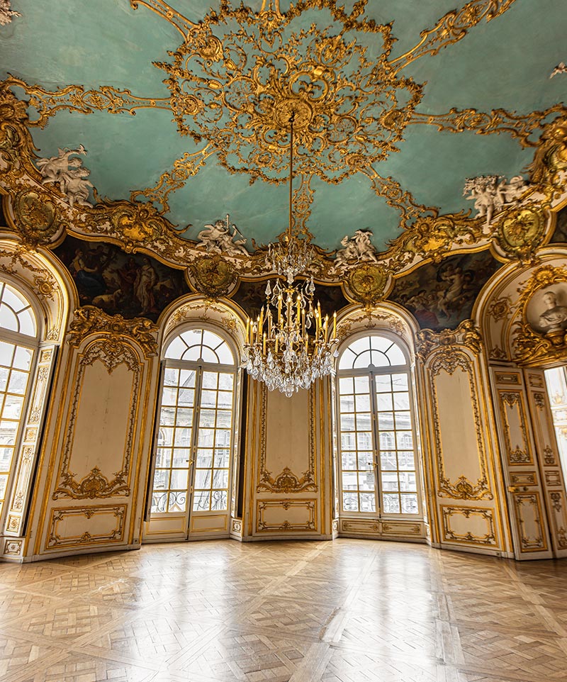 beautiful room with ornate ceiling and gold decorations